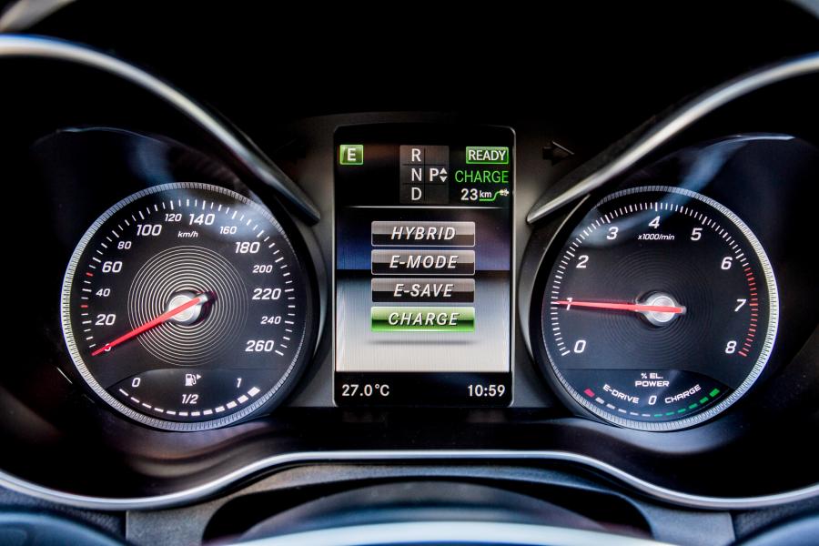 Панель приборов Mercedes-Benz GLC350 e 4Matic Coupe 2016 года  (фото 34 из 43)
